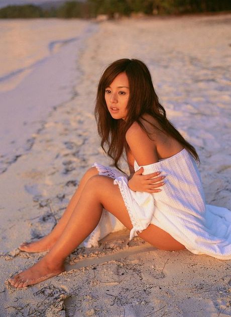 Beautiful idol babe with perfectly plump boobs in a bikini