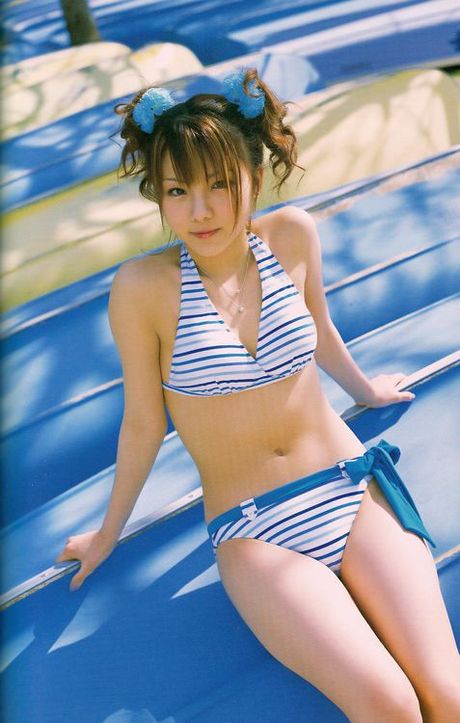 Heavenly gravure idol babe melts the heart in her yellow bikini