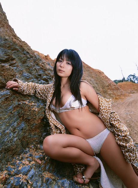 Beautiful long haired gravure idol is exquisite in her bikini