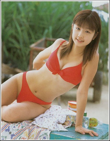 Dreamy gravure angel is simply adorable in a yellow bikini