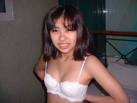 Chinese teen girl enjoys taking nude pictures too