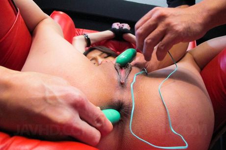 Masochist Ibuki-chan shows off her shaved pussy! When she is tortured with the rotor and vibrator, she squirts and pants violently!