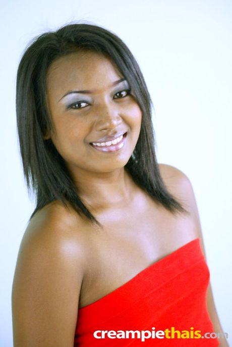 Dark skin Thai beauty strips out of her clothes. What a smile she has!