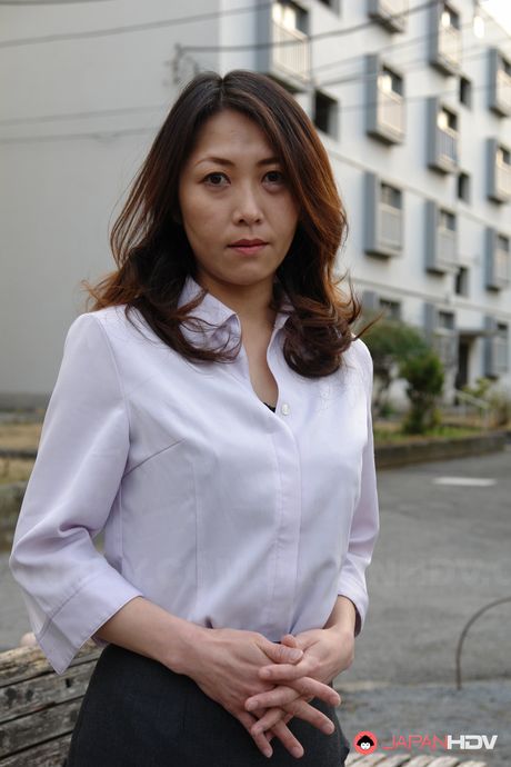 Beautiful Japanese MILF Noriko Sudo shows her sex appeal outdoors