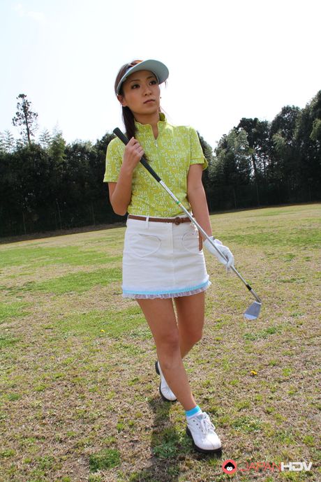 Stunning Japanese babe Erika Hiramatsu really likes to play golf