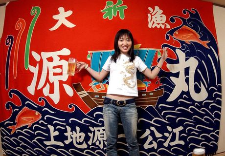 Sexy Japanese babe Maiko Kazano shows off her hot ass on the beach